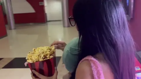 Invite A Mi Amiga Al Cine Y Me Dejo Hacerle Un Creampie - Gamer Girl
